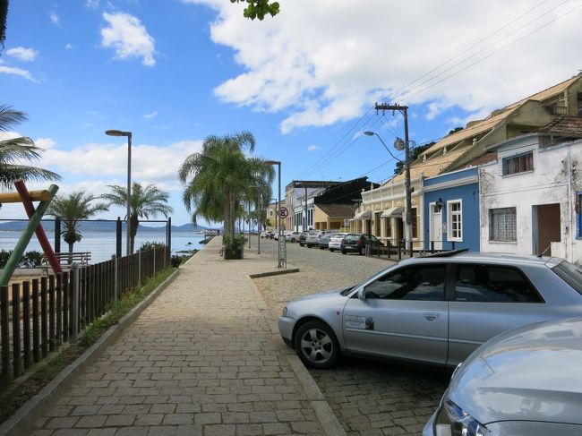 戻り、先ほどの踏切に行くも未だ横断できません。更に反対方向に走り、かなり遠回りして、歴史的街並み地区に到着しました。