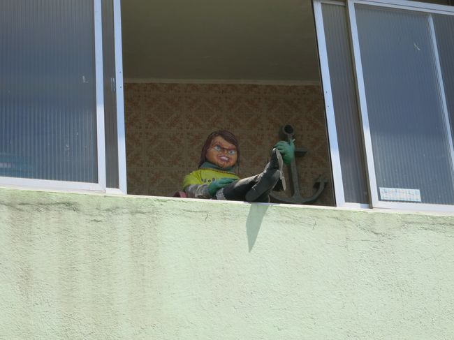 街を歩いていると、変な人形が飾ってありました。