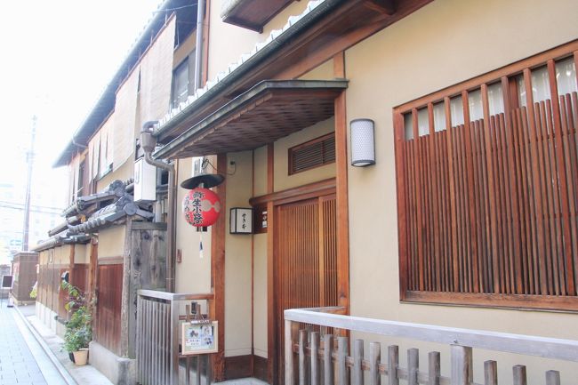 22日(土)。<br />昼過ぎに京都に到着後、宿泊するホテルに荷物を預け、友人が行きたいという祇園の飴屋さんに来ました。<br />ちなみに、ホテルがある烏丸御池から祇園まで徒歩で移動です。<br />車道も大渋滞でしたが、歩道も大変な人混みでした。<br />