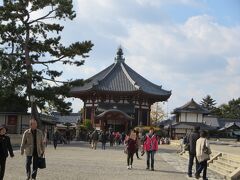 南円堂の前を通って・・・