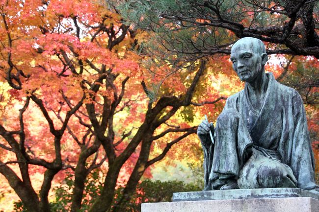 宮崎友禅像と紅葉。<br />折角だからと無理やり紅葉を絡めて写真を撮る私・・・必死です。