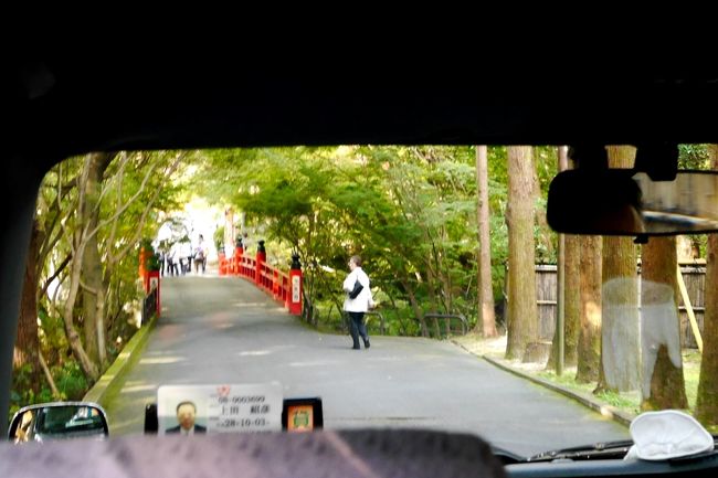 入口の橋を渡る