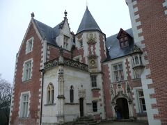 クロ・リュセ（クルーの館、Clos Lucé）
フランソワ1世が幼年期を過ごした館との事です。

住居棟は螺旋階段のある八角形の塔を囲むように設計され、またその周りには三階建ての二棟の建物が直角に配されています。赤レンガと石灰華石製からなるエレガントなファサードには15世紀の建築スタイルの名残が残っています。