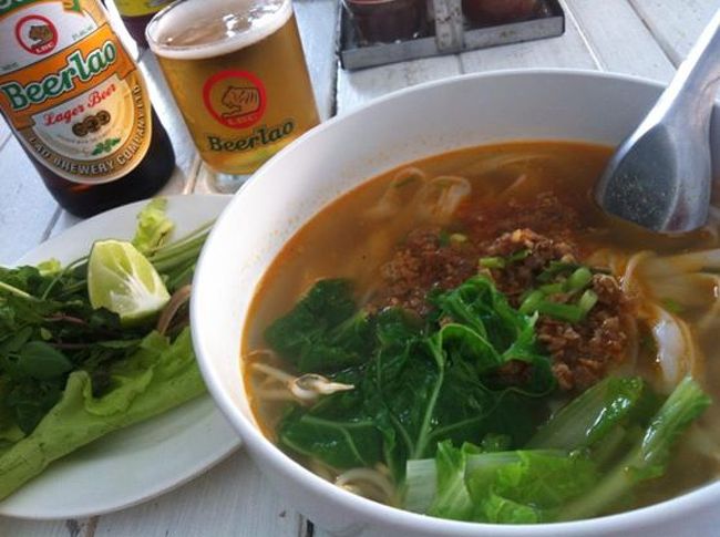 思い出せないのが悔しいですが、1日3食カオソーイのうち、夕飯で食べたもの。<br />普通のカオソーイで、個性はありません。<br /><br />よく見ると一つ上のとテーブルが同じなので、同じ店でした。