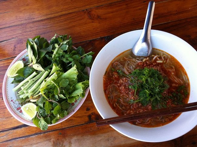 個人的にこれまでのナンバーワンは、Wat Xienthong・ワットシェントーンの前にあるカオソーイ屋。<br />1杯20,000キープはルアンプラバンでのカオソーイの最高額。<br /><br />12時前に行ったら太麺が売り切れていたので細麺で。<br />私たちが最後の客でした。<br /><br />濃厚なピリ辛味噌にあっさりスープよく合います。野菜が新鮮。<br />