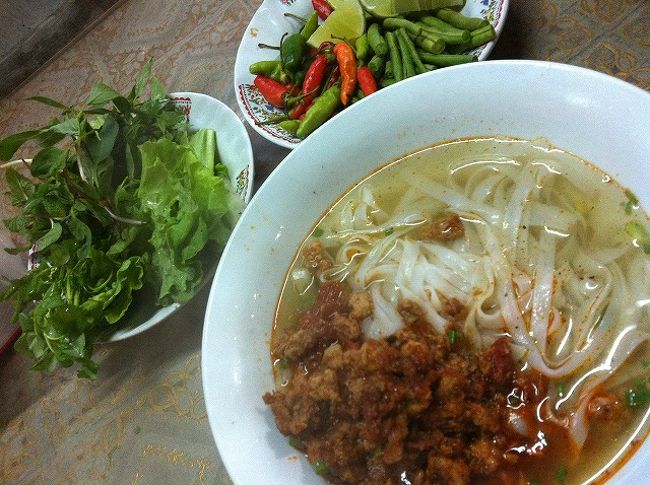 ナイトマーケットの通りから、夕方から飲食店の屋台が出る通りにあるカオソーイ屋。<br />他のお店と違って、夜から営業するお店。<br /><br />フライト前の駆け込みで1杯いただきました。タップリ入った辛さ控えめの肉みそとあっさりスープ。<br /><br />15,000キープ。<br /><br />