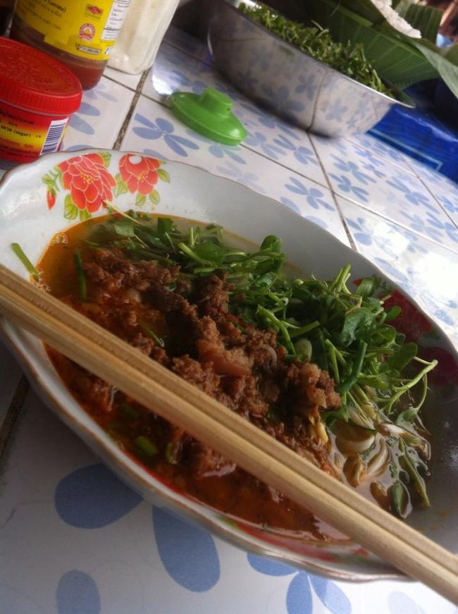 モーニングマーケットの中の屋台あるカオソーイ。<br />全体的にボリュームが少ない。<br /><br />1杯15,000キープ。<br />