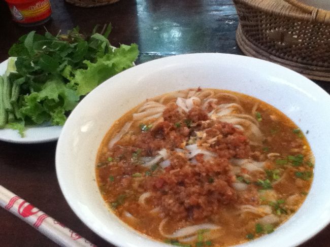 ガイドブックにも載ってる有名店、ナーンベーサブロー。<br />上の2件を知る前は、ルアンプラバンに来るたびに足繁く通ってました。<br /><br />いつ行っても食べられる、という点では客の期待を裏切りません。<br />ただしお客のほとんどが日本人です。<br />