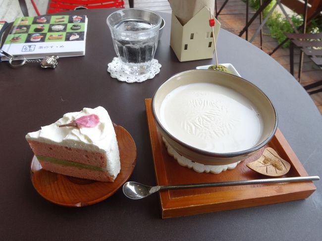 むしゃしゃないにて<br /><br />桜シフォンケーキ343円<br /><br />ほうじチャイ500円
