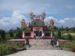 そのまま高台から坂を下ったところにあるのが石垣島の名所、唐人墓です。極彩色の建造物が目立ちます。