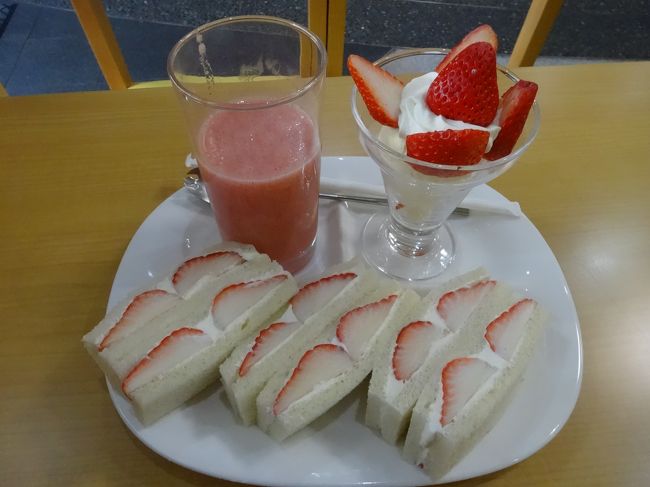 翌日は<br /><br />ヤオイソにて<br /><br />イチゴづくしです。<br /><br />1620円