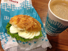 フランクフルト空港に早朝到着。機内で出たサンドイッチを空港で食べたが足りなかったので、Kampsでサンドイッチとコーヒーを購入。ドイツのパンは美味しいので好き。小麦の種類が違うんだろうか？