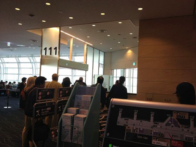 ミールクーポンが配られ、空港ランチ。それからあっちへうろうろ、こっちへうろうろ。。。ビジネスクラスの人はどうやら優先でどこかに振り替えてもらえるらしい。<br /><br />結局乗るはずだった飛行機は客のせて飛べない、ってことになり、その後、多分こんな感じになった模様。<br />①他の早めの便に振替<br />②羽田の便に振替<br />③他の便に振替<br /><br />そしてどれにもあぶれた人たちは、<br />④キャンセル<br />⑤帰宅して次の日の便<br />⑥成田空港の近くのホテルに宿泊して次の日の便<br /><br />この振替してもらえるかどうかの順番はチェックインの順番だという話。そして振替にあぶれた私達。帰国後休養日をもうけていたのでそれ使うことにして、全日程一日後ろ倒しにすることに。そして、ホテル泊を選んだ。また次の日電車遅れたとかしゃれにならんし。<br />