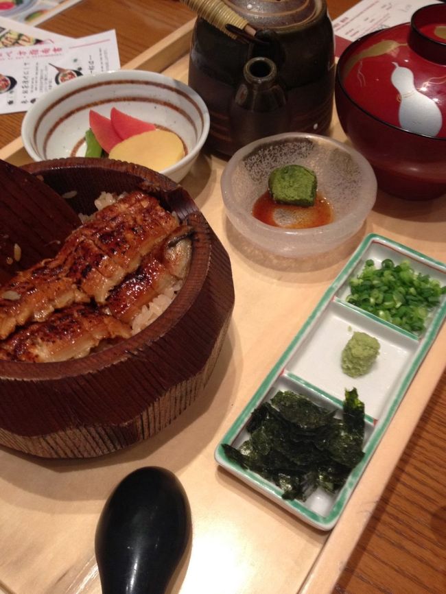 晩ご飯もミールクーポン配られたので、鰻食してやった。<br /><br />っていうか、そう、明け方からとっぷり暮れた夜まで空港に缶詰であったのだった。