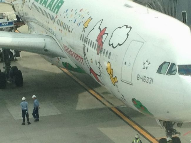 結局、空港の近くのホテル、のはずだったのになぜか横浜のホテルに泊まらされ、昨日朝一だった便は、朝二？位の別キャリアの便になってしまい、ただでさえ弾丸なのに。。と思うけどまたこれもネタに。。ぷぷ。。と笑えもする。<br /><br />キティちゃん、よろしく頼んますよ！