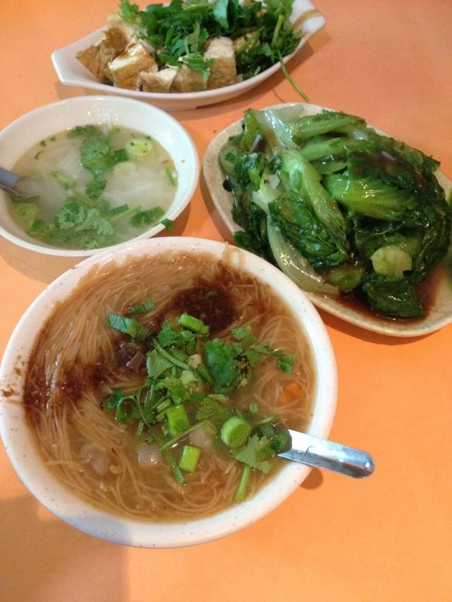 お次は麺！たっぷり茹で野菜と共に。この青菜がなんともおいしかった。