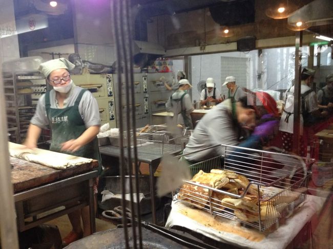 2日目。<br /><br />ホテルに朝食はついているけど、やっぱ外で食べたくて。<br />ミーハーに有名なお店に来たから随分並んだけど、それもまた楽し。