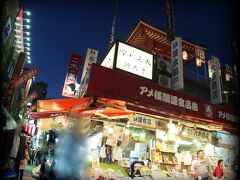 【アメ横のお寺とアメ横センター地下街】

ほら....ほら.....!

アメ横を歩いていると.....商店街の上にあるあのお寺。気が付いていましたか？

山の手線や京浜東北線から、御徒町と上野の間にチラっと見えるあのお寺です。私は何十年もその景色を見続けてきましたが、これまで気に留める事もなく、じっくり覗きに行くことすらなく......要は、興味もなく.....。