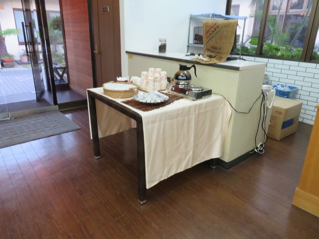 入り口に置かれたコーヒー。食後にテイクアウトさせて頂きました。