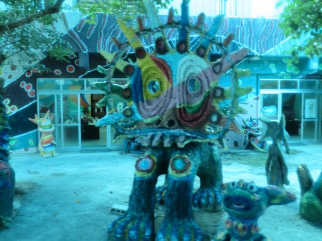 シーサーがいっぱい置かれた工房前を通過。様々な表情のシーサーがちらっと見えます。