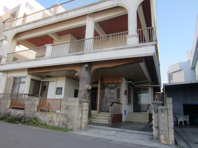 この運転手さんがまたいい人です。植物に詳しい方で、花のガイドと書かれた名刺をいただきました。次は、この方と一緒に巡る花の旅もいいかなと思った次第です。<br />ここは、具志堅さんご実家だそうです。皆さんご存じなのでしょうか。