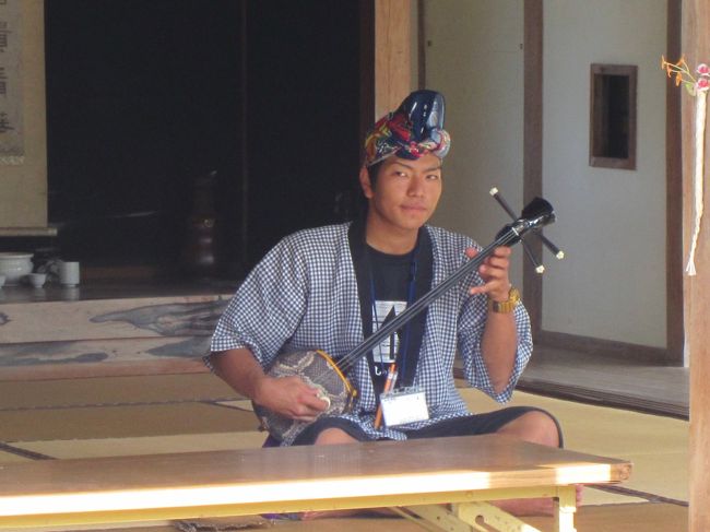 さっきのショーにもいらしたお兄さん。三線を弾いているのが見えました。文化の伝承がされているのでしょうね。