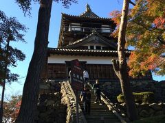 丸岡城。
小さなお城です。
中は、とてもとても急な階段でした。

北陸のこの季節は、曇天が多いようですが、この日は、実に良いお天気に恵まれました。