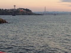 車で、東尋坊から見えた、雄島を目指しました。
赤い橋は徒歩専用でしたので、橋のたもとに車を止めて（駐車場があります）、橋を歩きました。