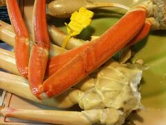 良い時間となり、17:00チェックインで予約してあったホテルに向かいました。
港のホテル、という名称です。

観光ガイドに載っているホテルは、２週間前では一杯で、とりあえず予約できる宿を確保していたのですが、更に日が迫ってくると、ホテルの空きが増えるのですね。
確保していた宿の料理は、越前ガニではなかったのですが、港のホテルさんに黄色タグ付きの越前ガニが、一人１杯付いてくるというプランがあったので、こちらに変更。

お値段は高くなってしまいましたが、宴会場ではなく、落ち着いた食堂で食事をすることができました（隣の個室からは、子供の声がうるさく聞こえてきましたが・・・）。

ホテルは決して新しくなかったですし、ベッドではなく畳で旅館風でしたが、部屋は広く、清潔に保たれていて、お料理も美味しかったです。予約サイトには、部屋食又は食堂、とあった気がしましたが、当然のように食堂食でした。
飲み放題（2300円／人）を付けたので、私たちとしては、食堂食で好都合でした。
