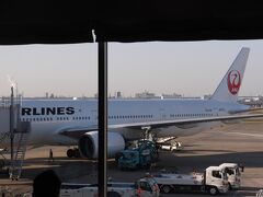 カードラウンジから搭乗機を
朝食メニューのクロワッサン奥さんと娘 美味しと!
後から取りに行くと、朝食メニューは終了しましたの案内　X　X　X