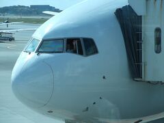 搭乗機の機長さんが
タラップのお客様に手を振ってくださいました