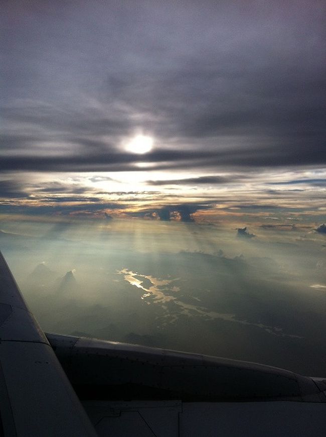 ルアンプラバンは、これまで7回訪れましたが、カオソーイは欠かさず食べてます。<br />チェンマイのココナッツミルク＆カレー味のカオソーイも好きですが、連続で食べるなら迷わずラオスのカオソーイ。<br /><br />最後に。<br />乾季にルアンプラバン→ビエンチャンのフライトから見えた夕日。<br />メコン川と山のシルエットが幻想的でした。