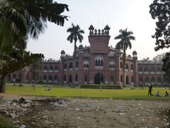 カーゾン・ホール。
1905年にインド総督によって建てられた建物で、現在はダッカ大学の一部として使われているそうです。