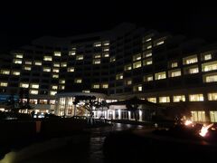 火を囲んだベンチもあったり、夜歩きも楽しい