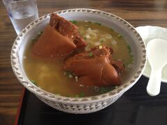 お昼は川平の交差点付近にある、おいシーサー遇で
テビチそばをいただきました