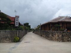 道には白砂が敷かれてますので
自転車などは滑ったりしそうですね。
気を付けて乗らないと