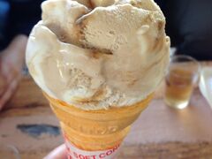 島内は牛車の観光&徒歩でフラフラと。
黒糖のアイスクリームをいただきます♪