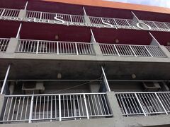 今回4泊お世話になった「リゾートインラッソ石垣」さん。
パッと見マンションみたいだけど、
目の前が巨大スーパーかつバス停があったりして、
石垣に「プチ移住」体験が出来ること請け合いです。