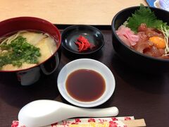 てなわけで沖縄最後の食事はマグロのユッケ丼と八重山そばのセットとしました。
えーん、帰りたくないよ〜
