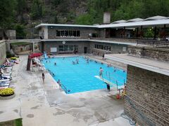ラジウム温泉（Radium Hot Springs）に到着です。
硫黄臭がします。
日本の温泉とは違い、北米では温泉プールなので 水着で入ります。

プールは2つあり、こちらは水温が冷たいです。