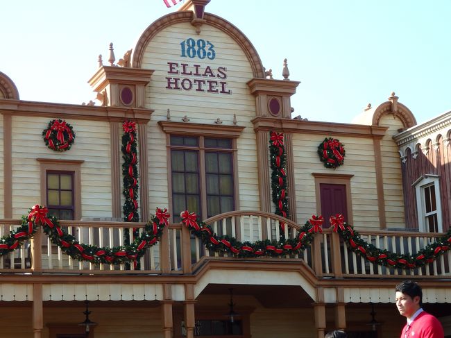 さて、そろそろ行動開始です。<br />今回の目的は、クリスマスパレードの写真を撮る、マーボー麺を食べる、ワンス・ア・ポン・ア・タイムの抽選をするの３つ。<br />なので、ゆっくり。<br /><br />アトラクションはスプラッシュマウンテンのみでした。<br />でも、きにしなーい！