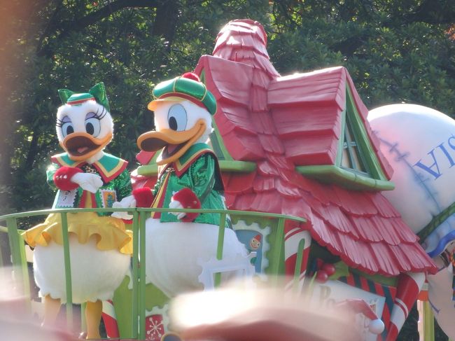 さて、いよいよクリスマスパレード！<br />先頭はドナデジちゃん。