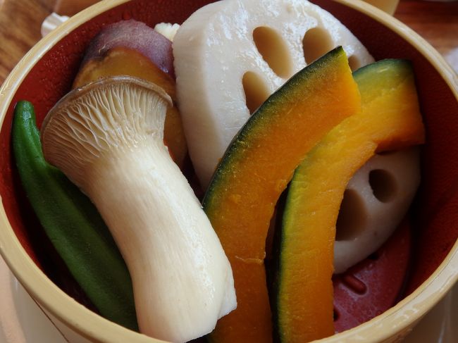 バランスを考えて蒸し野菜。<br />黒酢たれがありました。