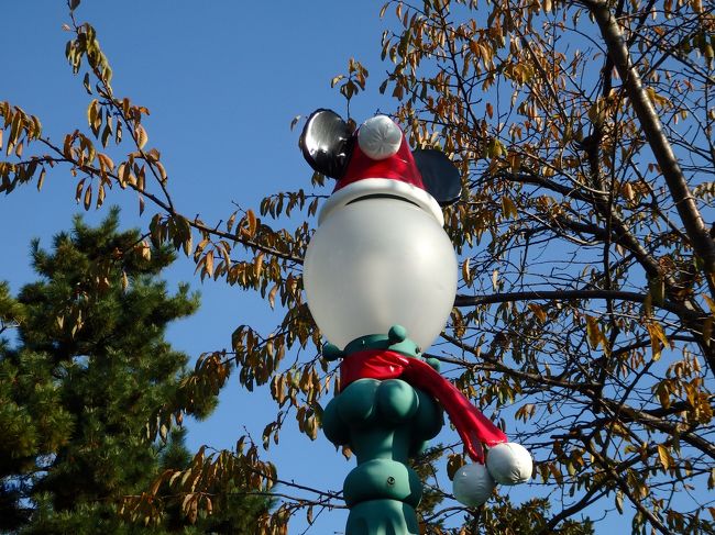 ウキウキしながら、２回目のパレードを待ちます。<br />その前にトゥーンタウン！<br />街頭もミッキー使用！