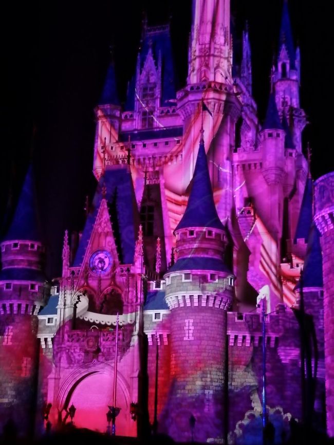 魔法でドレスを作ります。