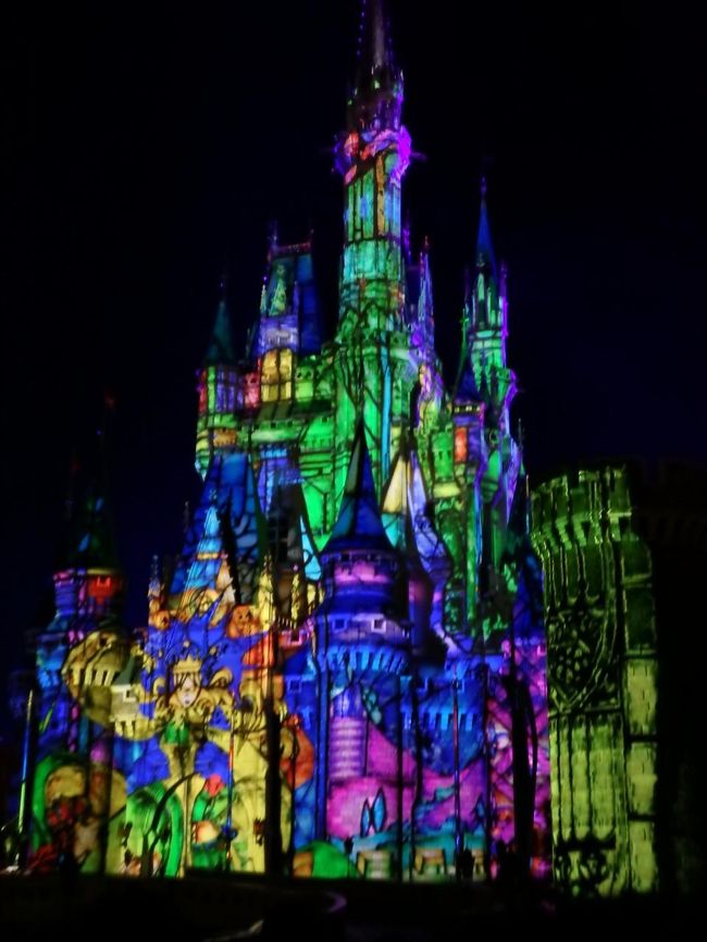 しかし、老婆は仮の姿で、実は美しい魔女だったのです。