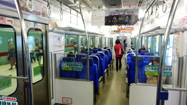 車内はクロスシートになっていました。