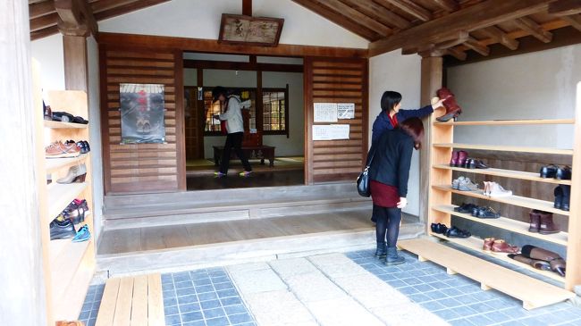 入口で靴を脱ぎます。