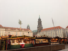 アルトマルクト。マーケット内のお店でビールと食事を注文する勇気が出ず素通り。