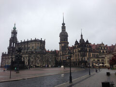 日中は発表の準備でホテルに缶詰。晩ご飯を知り合いと食べようと待ち合わせ場所へ行くも出会えず、街を散策。